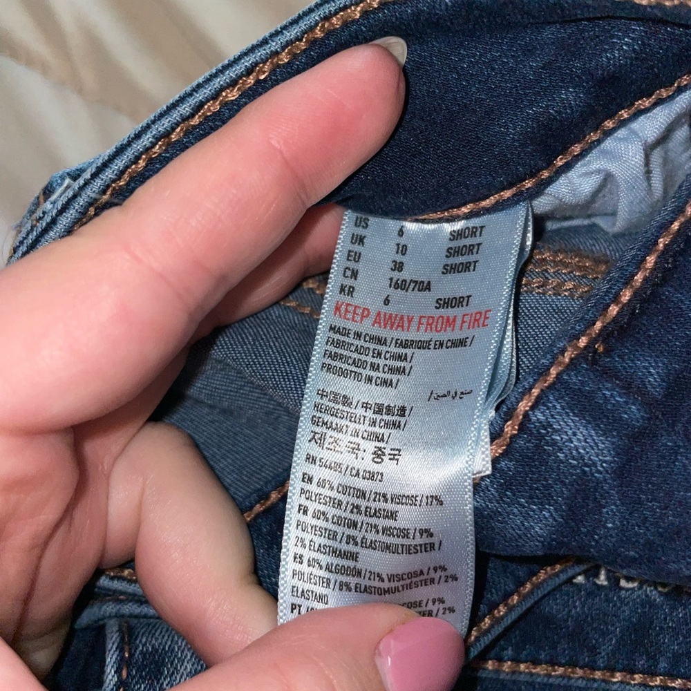 Super Stretch X Skinny Jeans. NON distressed